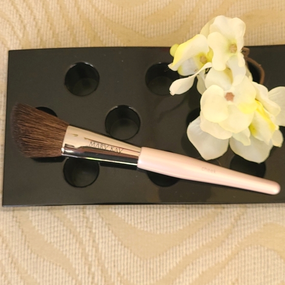 Mary Kay Cheek Brush - Picture 1 of 4